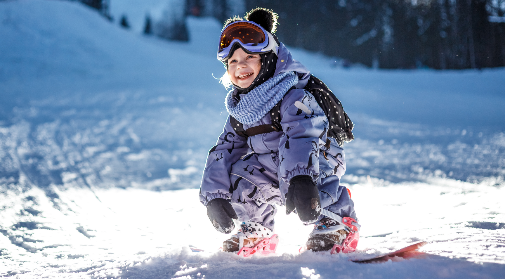 Niños hacienod snowboard en Baqueira Beret con Cabin Fever School 